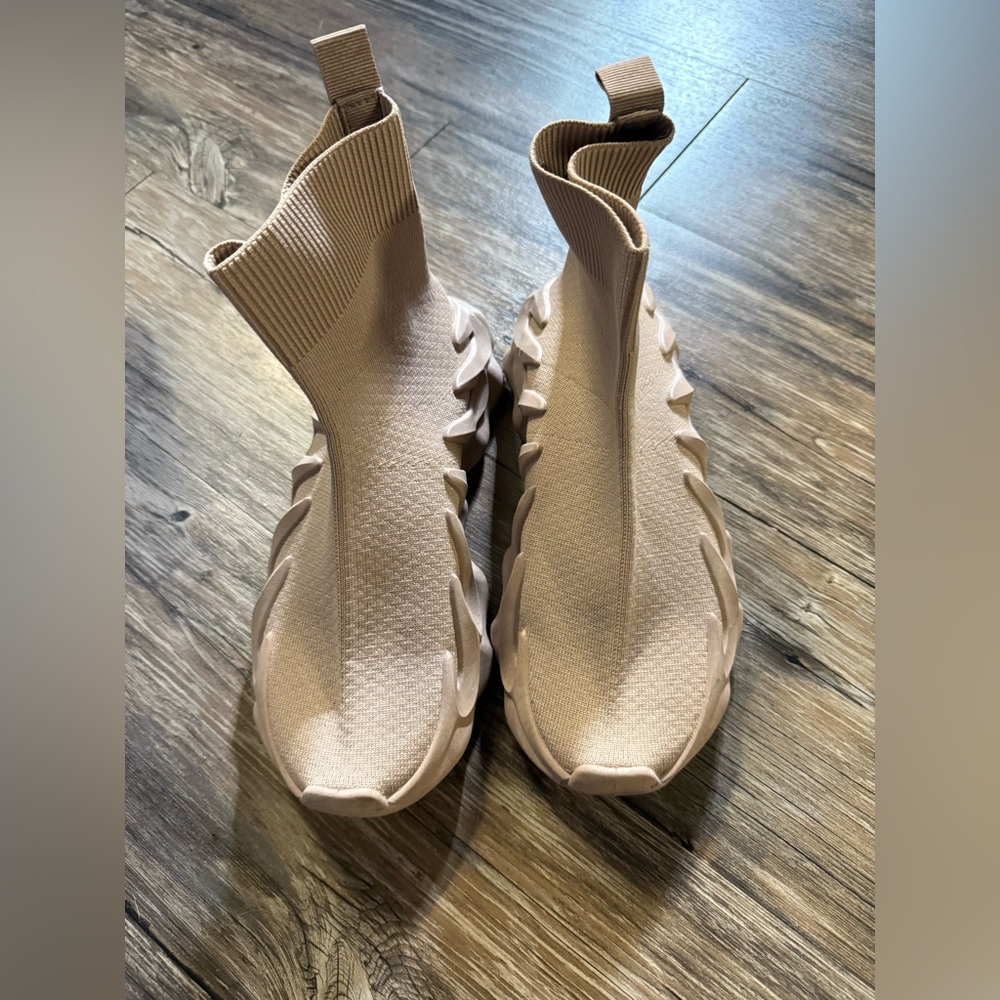 EUC CAPE ROBBIN SOCK SNEAKERS TAN TAUPE WOMENS 8 BOUTIQUE